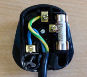 checkbox plug - only earth and neutral connected