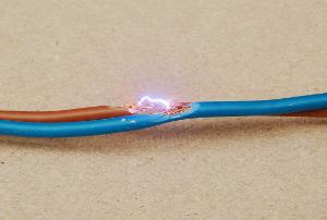 arc between damaged line and neutral wires 